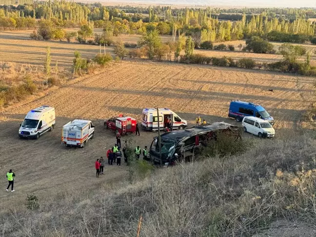 Afyonkarahisar'da Yolcu Otobüsü Devrildi: 21 Yaralı