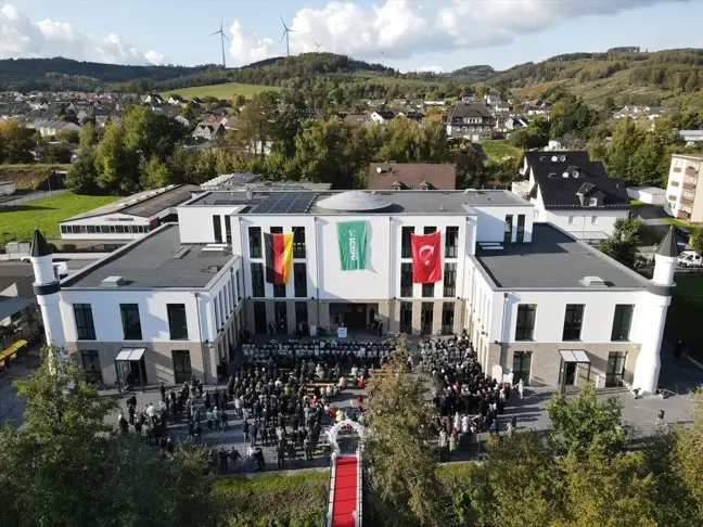 Almanya'da Mevlana Camisi ve Külliyesi İbadete Açıldı