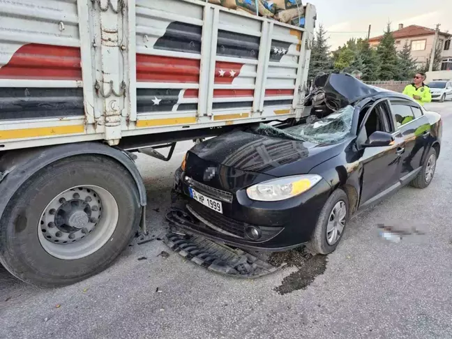 Çorum'da Otomobilin Tırın Altına Girmesi Sonucu 4 Yaralı