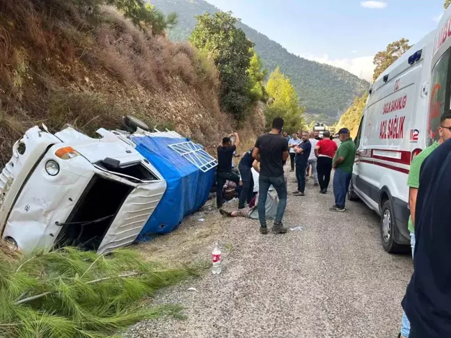 Antalya'da Kamyonet Devrildi: 8 Yaralı, 1'i Ağır