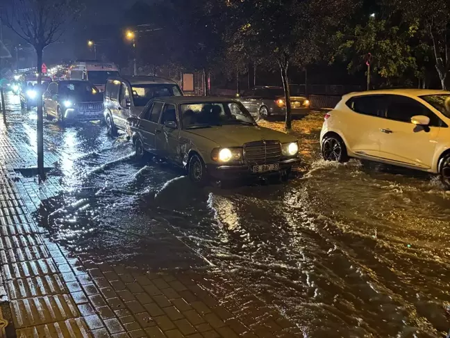 Bursa'da Sağanak Yağış Hayatı Olumsuz Etkiledi