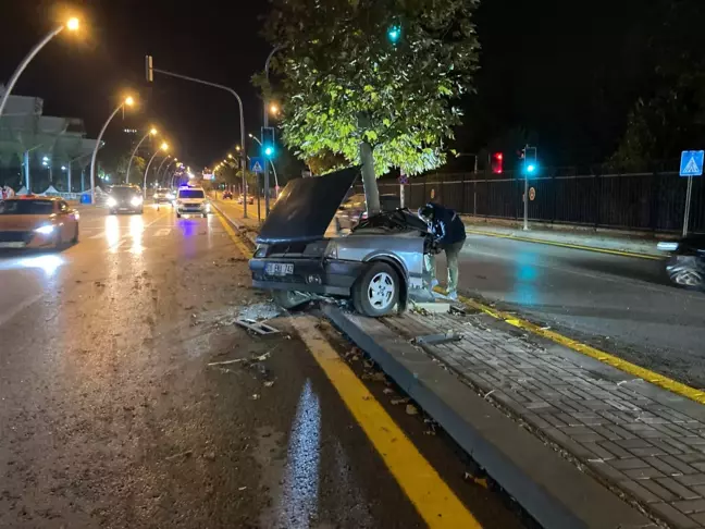 Çankaya'da Feci Kaza: İkiye Bölünen Otomobil Diğer Araçla Çarpıştı