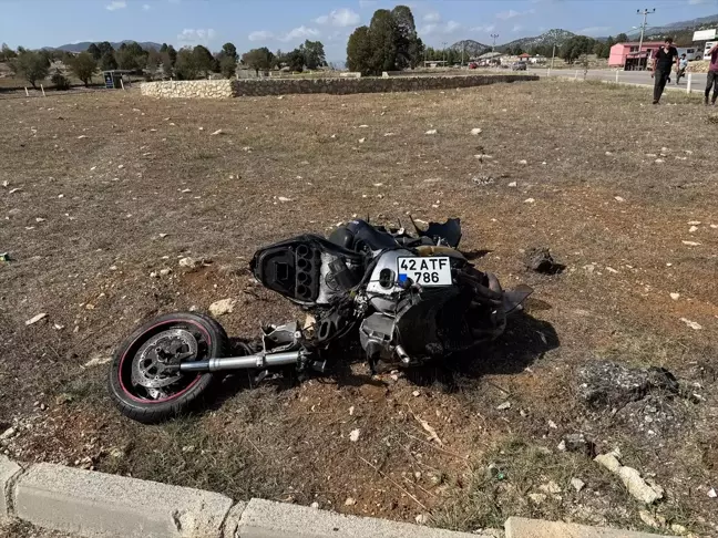 Antalya'da Motosiklet ve Hafif Ticari Araç Çarpıştı: 1'i Ağır 2 Yaralı