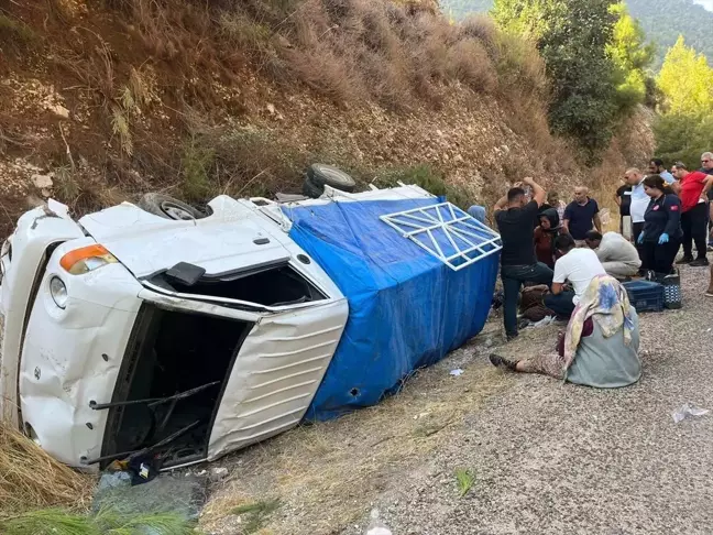 Finike'de Tarım İşçilerini Taşıyan Kamyonet Devrildi: 8 Yaralı