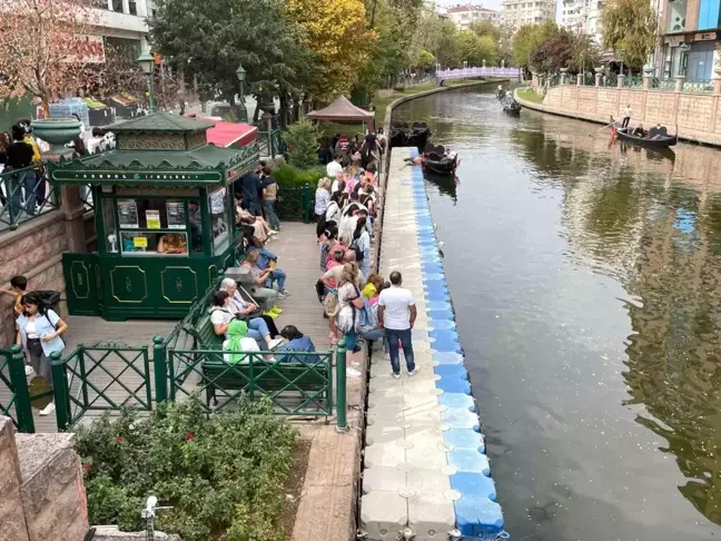 Eskişehir'de Gondol Turlarına Yoğun İlgi