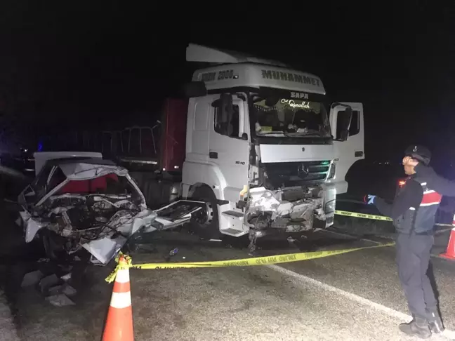 Konya'da TIR ile Çarpışan Otomobilin Sürücüsü Hayatını Kaybetti