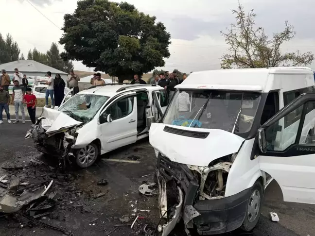 Ağrı'da Trafik Kazasında 10 Kişi Yaralandı