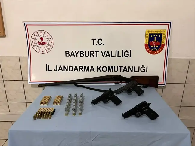 Bayburt'ta Kaçakçılık Operasyonu: 3 Tabanca ve Tüfek Ele Geçirildi