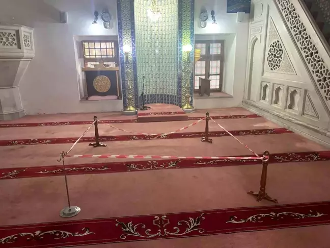 Tarihi Karadavud Paşa Camii'nde Kubbe Çökmesi Yaşandı