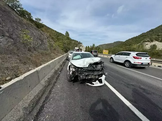 Bilecik'te Otomobil Çarpışması: 2 Yaralı