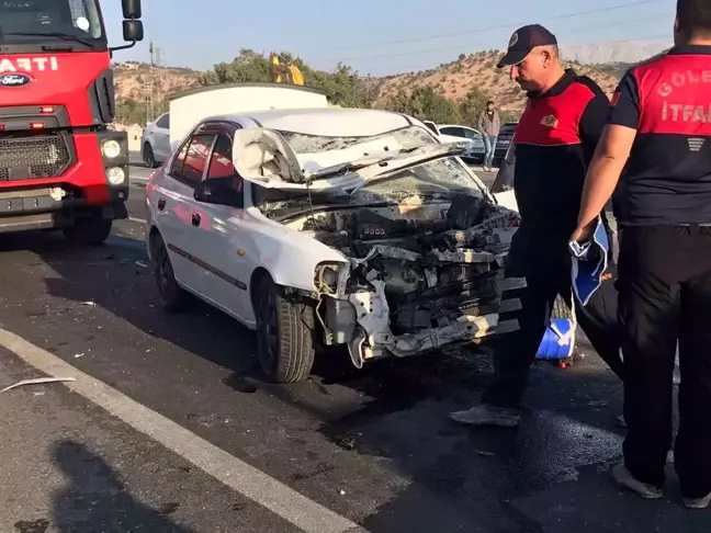 Adıyaman'da Otomobil ile Traktör Çarpıştı: 4 Yaralı