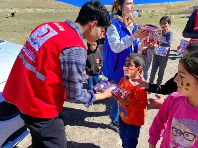 Kızılay Diyadin Gönüllüleri Köy Çocuklarını Eğlendiriyor