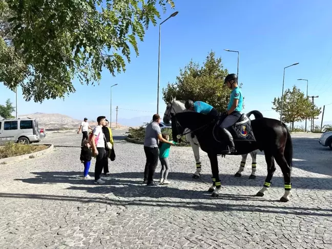 Atlı Jandarma Timi'ne Vatandaşlardan Yoğun İlgi