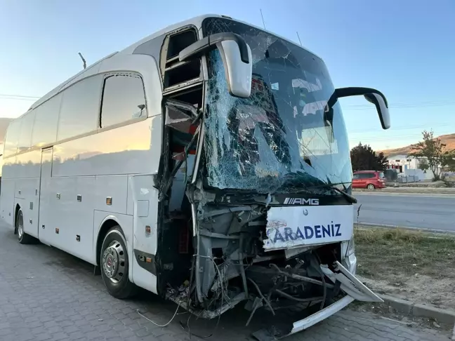 Afyonkarahisar'da Otobüs ve Kamyon Çarpıştı: 1 Ölü, 19 Yaralı