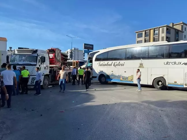 Antalya'da Otobüs, Vinç Kamyonu ve Servis Minibüsüyle Kaza