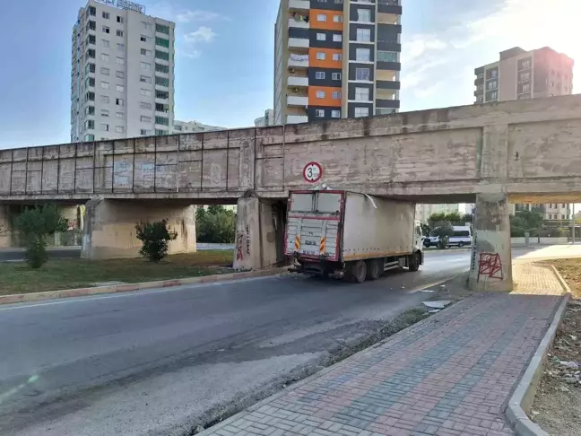 Mersin'de Kamyon Köprüde Sıkıştı