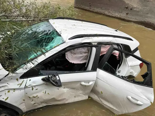 Van'da Otomobil Çatak Çayı'na Uçtu: 3 Yaralı