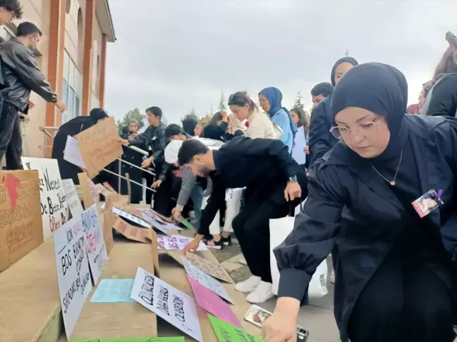 Bingöl'de üniversite öğrencileri kadına yönelik şiddeti protesto etti