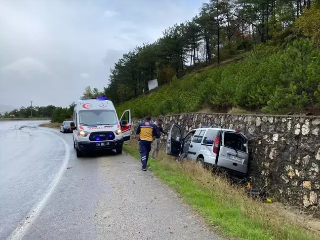 Sakarya'da Hafif Ticari Araç İstinat Duvarına Çarptı: 1 Yaralı