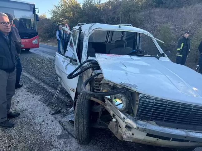 Alaşehir'de Otomobil ile Traktör Römorku Çarpıştı: 3 Yaralı