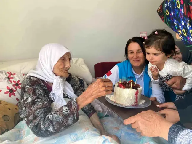 Karaman'da Evde Sağlık Hizmetleri, 100 Yaşındaki Emine Nine'yi Unutmadı