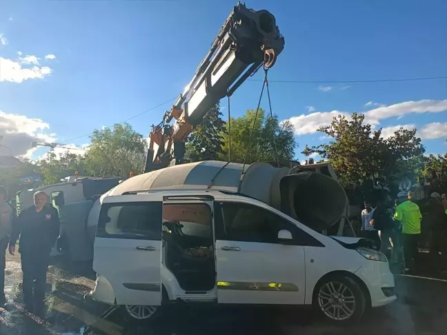 Bingöl'de Beton Mikseri Devrildi: 3 Yaralı