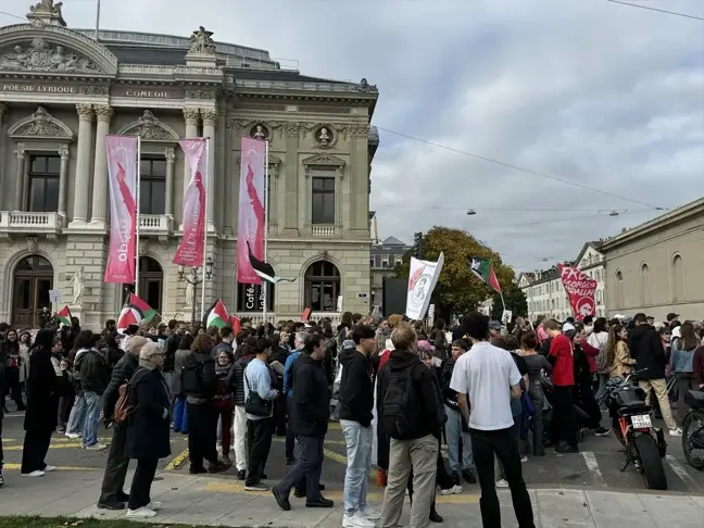 Cenevre'de Binlerce Kişi, İsrail'in Saldırılarını Protesto Etti