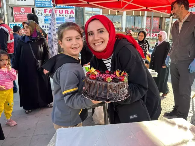 6 Yaşındaki Zümra'dan Anlamlı Bağış: Doğum Günü Pastası Filistin İçin Satışa Sunuldu