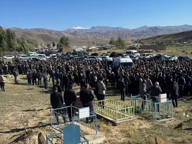 Van'da Trafik Kazasında Hayatını Kaybeden Baba ve Oğlu Toprağa Verildi