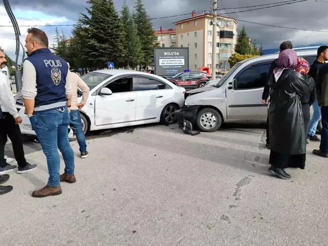 Bolu'da Kavşakta Trafik Kazası: Maddi Hasar, Yaralı Yok