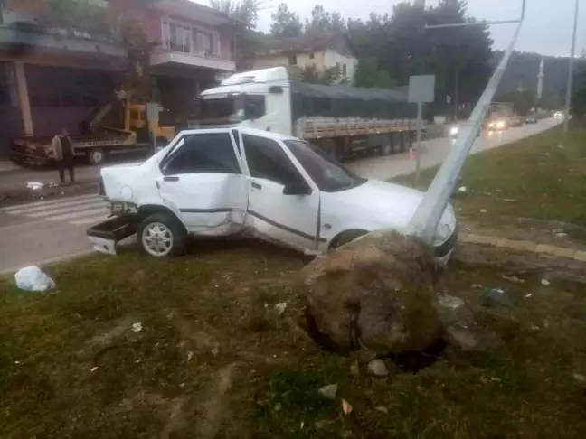 Amasya'da Kontrolden Çıkan Otomobil Aydınlatma Direğine Çarptı