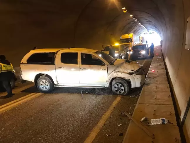 Artvin'de Tünel İçinde Trafik Kazası: 3 Yaralı