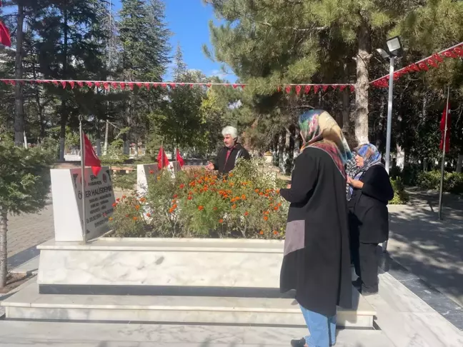 FETÖ elebaşının ölümü sonrası Ömer Halisdemir'in kabrine ziyaretçi akını