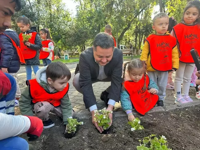 Lüleburgaz'da Öğrenciler Doğa İçin Çiçek Dikti