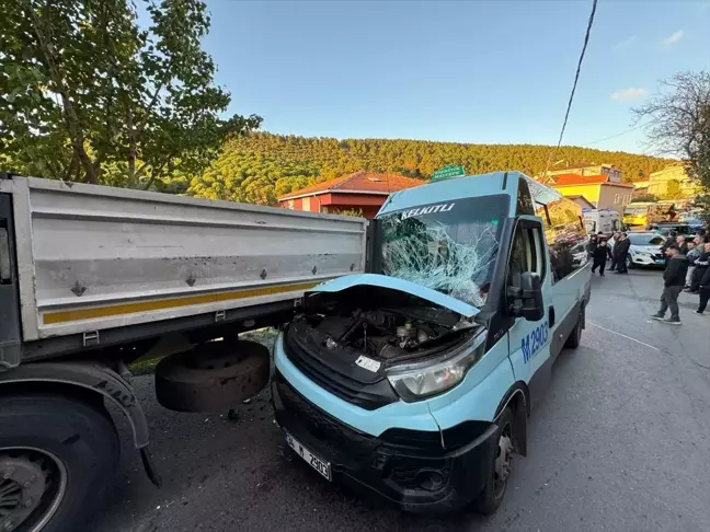 Maltepe'de Yolcu Minibüsü Tıra Çarptı: 8 Yaralı