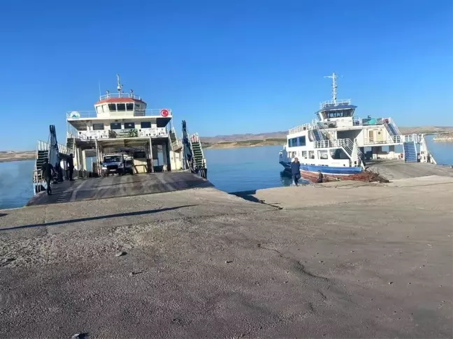 Elazığ ve Tunceli'de Şiddetli Fırtına Feribot Seferlerini Durdurdu