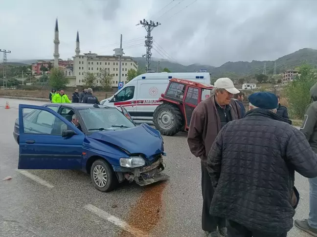 Tokat'ta Otomobil ve Traktör Çarpıştı: 4 Yaralı