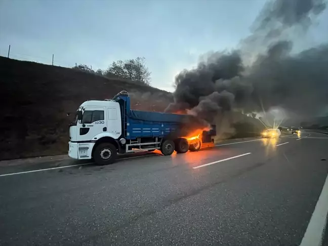 Düzce'de Çelik Boru Yüklü Kamyonda Yangın Çıktı