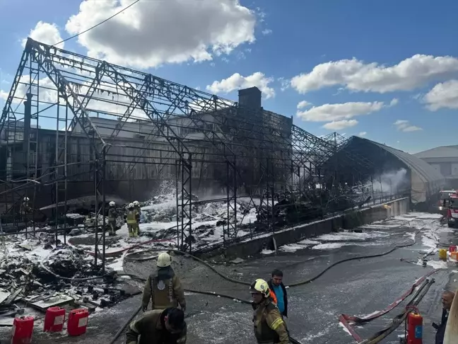 Gaziosmanpaşa'da Fabrika Yangını Kontrol Altında