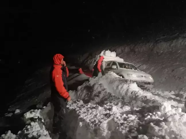 Gümüşhane'de Karda Mahsur Kalan 8 Kişi Kurtarıldı