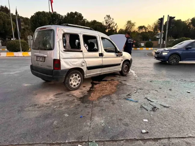 Motosiklete Çarpmamak İçin Manevra Yapan Araç Takla Attı: 3 Yaralı