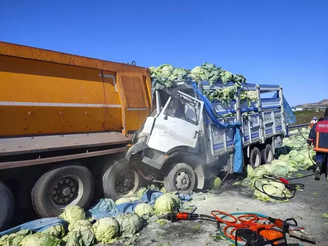 Mersin'de Kamyon Tırla Çarpıştı, Sürücü Kurtarıldı