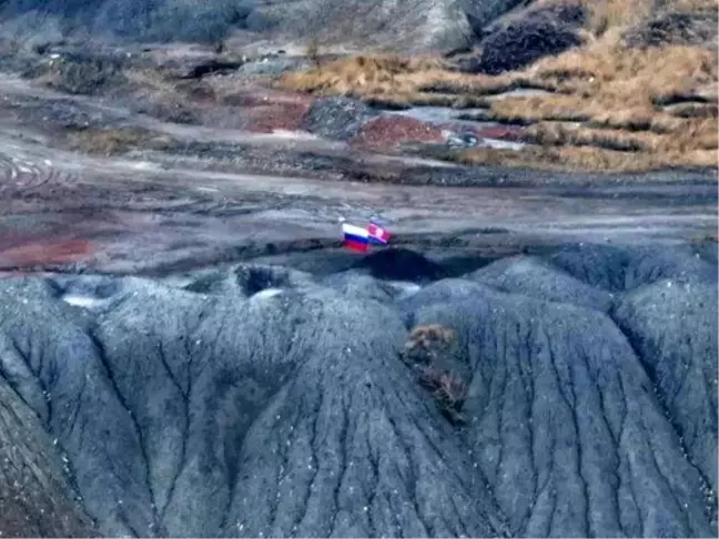 Ukrayna Cephesi’nde Rusya ve Kuzey Kore Bayrakları Yan Yana Görüntülendi