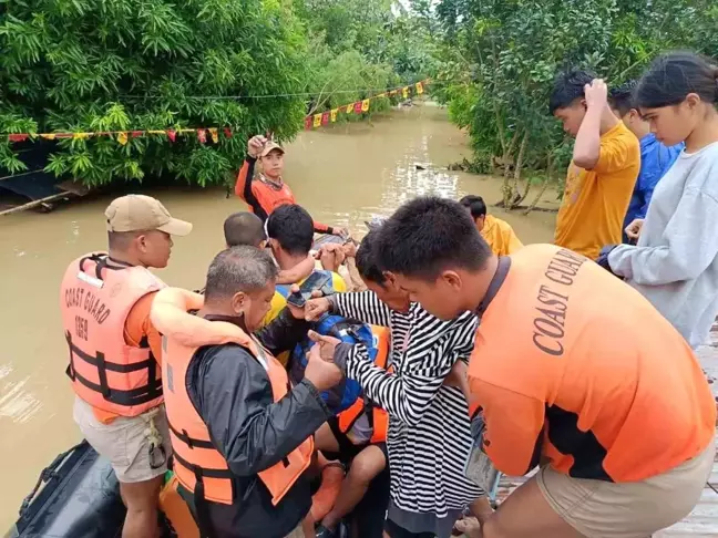 Filipinler'de Trami Tropik Fırtınası: 14 Ölü, Binlerce Tahliye