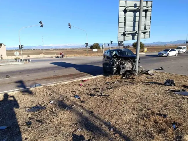 Adana'da Trafik Kazası: Şahin Otomobil Ortadan İkiye Ayrıldı, 4 Yaralı