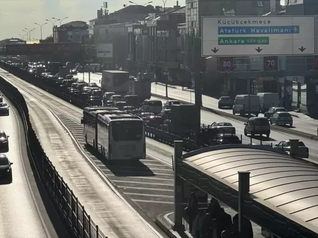 Avcılar'da Metrobüsün Motorunda Yangın Çıktı