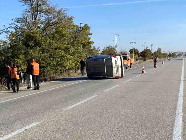 Uyuyan Sürücünün Minibüsü Devrildi, Hayat Kurtuldu