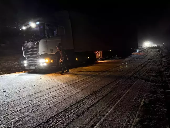 Ardahan'da Kar Yağışı ve Buzlanma Nedeniyle Tırlar Yolda Kaldı