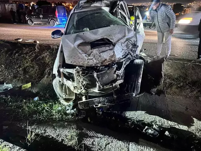 Hatay'da Pikap Aydınlatma Direğine Çarptı: Sürücü Yaralandı