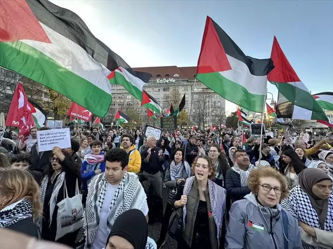 Berlin'de Filistin ve Lübnan'a Destek Gösterisi: Gözaltılar Yaşandı